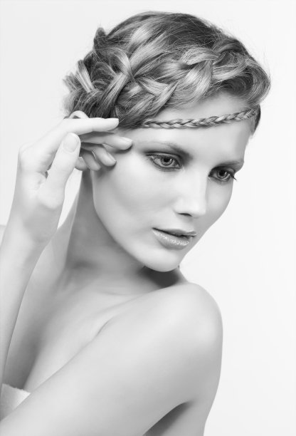 黑白肖像在高音调与创意发型辫子的女性图片下载