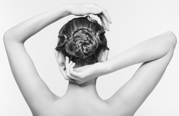 黑白肖像在高音调与创意发型辫子的女性图片下载