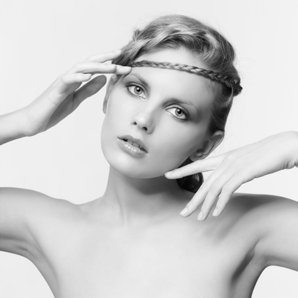 黑白肖像在高音调与创意发型辫子的女性图片下载