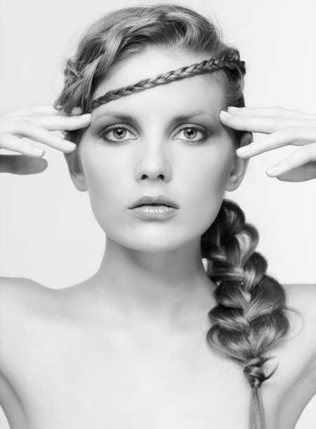 黑白肖像在高音调与创意发型辫子的女性图片下载
