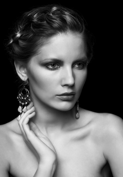 黑白肖像的年轻美丽的女人在黑色图片下载