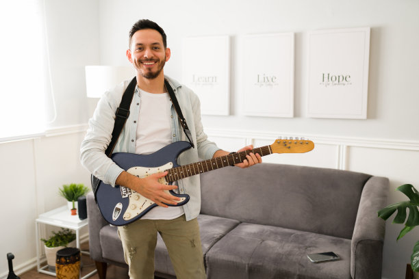 带着吉他的迷人音乐家图片下载