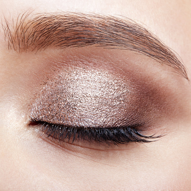 特写微距镜头的闭人女人的眼睛。图片下载