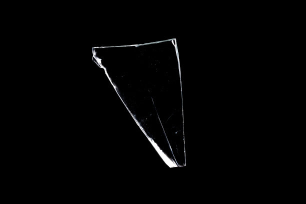 锋利的玻璃碎片在黑色背景下绝缘图片下载