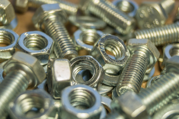 各种硬件。金属紧固件。螺栓、螺母和垫圈。软焦点，抽象，行业背景图片下载