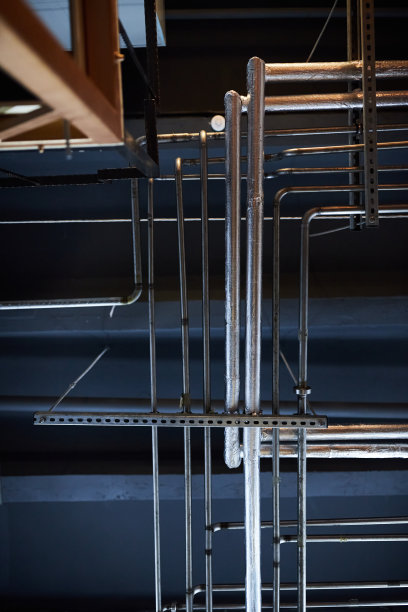 手工啤酒生产设备。啤酒厂天花板上的管子有毛病。图片下载