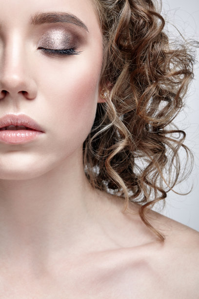 人类女性脸部特写。闭着眼睛的女人图片下载