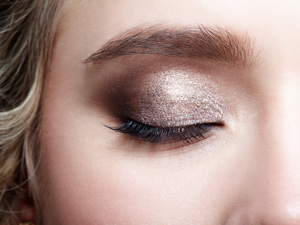 特写微距镜头的闭人女人的眼睛。图片下载