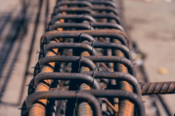 整体式钢筋。用于浇筑混凝土的钢筋坯。该部件由钢丝绞合而成，用于整体工作。图片下载