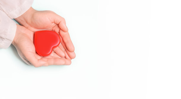 医生手上的红心在白色的背景上。医疗保健和医院医疗理念，器官捐赠理念。情人节的象征。心的一天。?等空间。图片下载