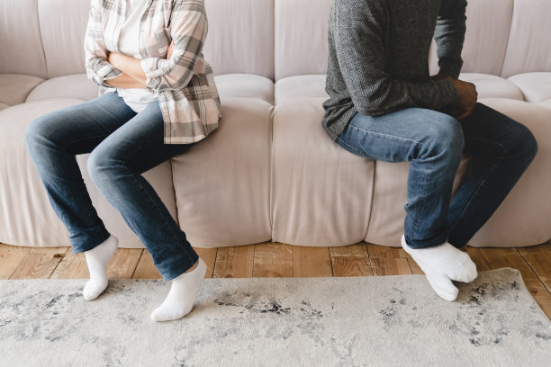 裁切夫妻二人的形象丈夫和妻子夫妇离婚，争论，有婚姻问题。Misunderstaning伙伴之间。心理治疗。出轨，恋爱中的虐待图片下载