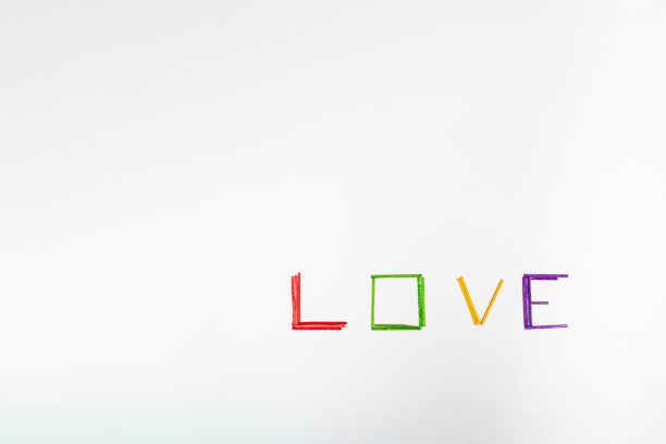 爱字由五颜六色的棒，红色，绿色，黄色和紫色，在清晰的白色背景上。最小的情人节概念与复制空间。平卧，爱观。图片下载