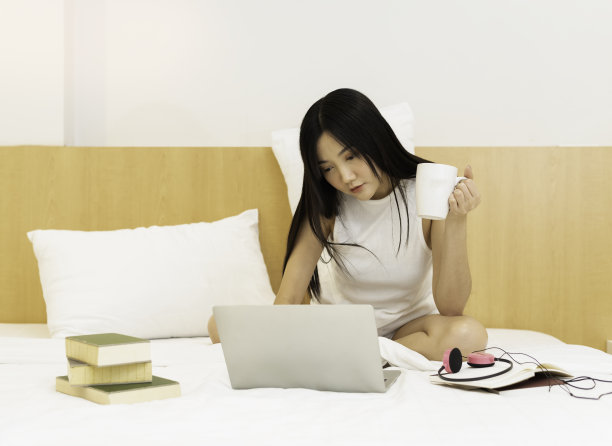 漂亮女人在床上做运动图片下载