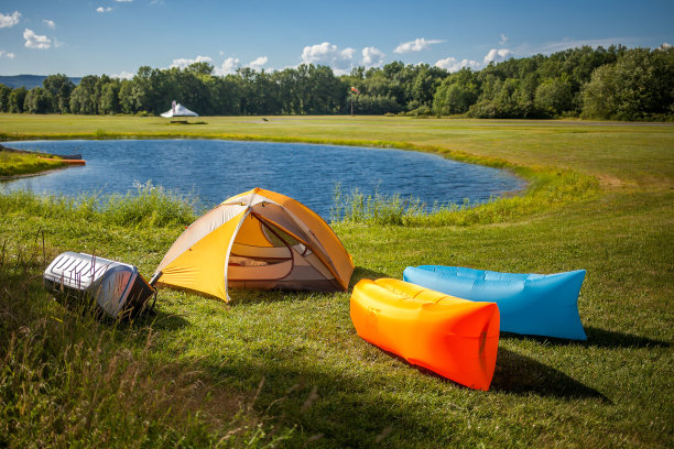 充气彩色沙发露营在湖边图片下载