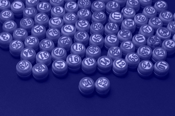 黑纸背景上木桶上的数字2022。概念潮流，2022年流行色非常佩里。数字游戏图片下载