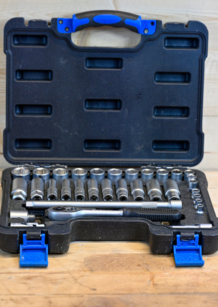 木制工作台上的套筒扳手黑盒图片下载