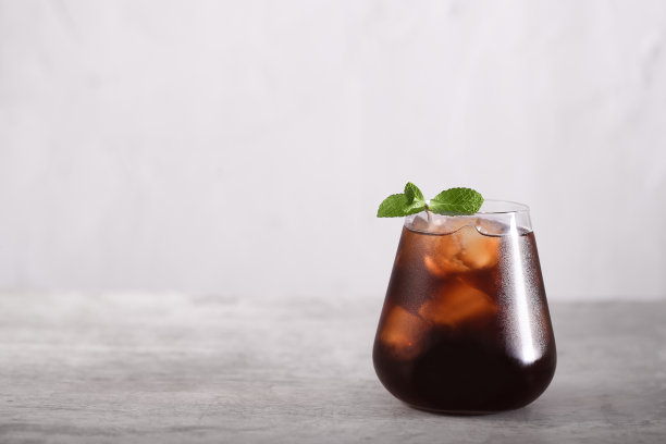 冰茶和薄荷冷在一个灰色的背景上，有一个地方记录图片下载