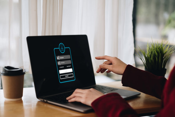 商业财务和会计概念。女商人使用笔记本电脑上的安全应用程序来保护她的钱。素材图片