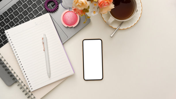 最小的女性工作空间或办公桌与智能手机模型图片下载