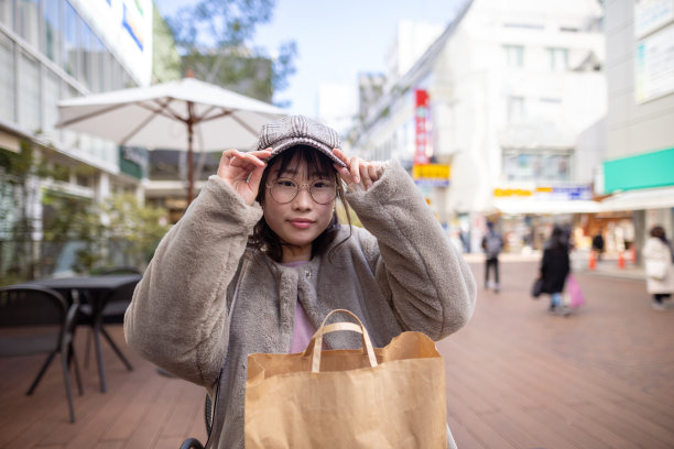 在露天咖啡馆休息的女人图片下载
