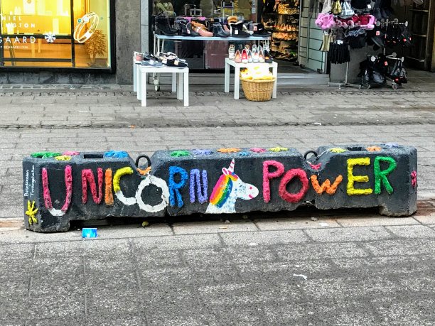 独角兽力量彩色文本在一个混凝土街道stopper在哥本哈根的中心图片下载