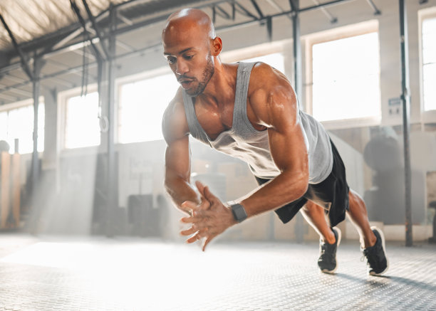 一个年轻人正在做俯卧撑图片下载