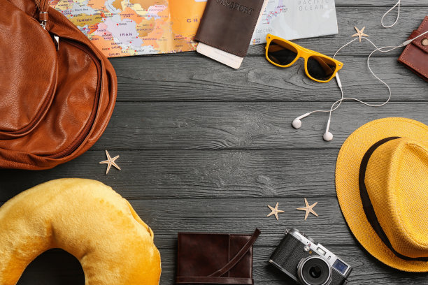 平躺构成与黄色旅行枕木制背景，文字的空间图片下载