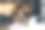一名留着胡子的年轻男子在厨房里用笔记本电脑和朋友们视频通话。图片下载