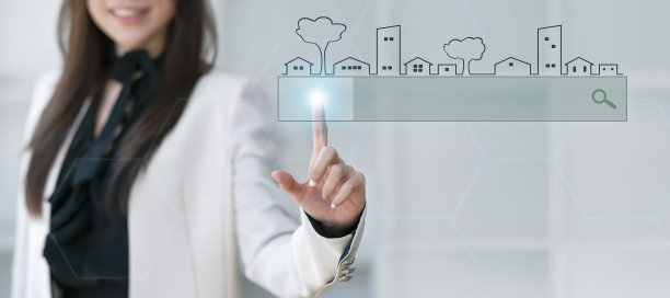 女人的手在搜索房地产信息。使用搜索控制台与网站图片下载