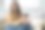 漂亮、迷人、时尚的年轻女子坐在沙发上举起了红酒酒杯，审视着，品尝着饮料图片下载