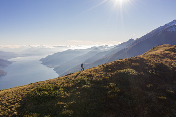 鸟瞰图，徒步旅行者登上山顶图片下载