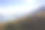 鸟瞰图，徒步旅行者登上山顶图片下载