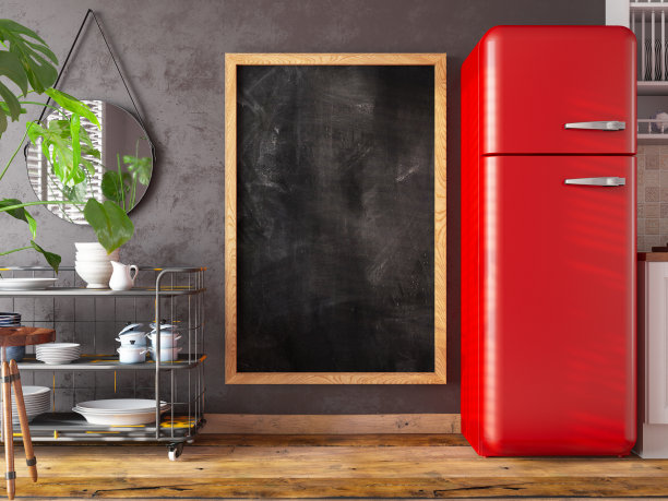厨房的墙上有一个红色的冰箱和厨房用具的空黑板图片下载