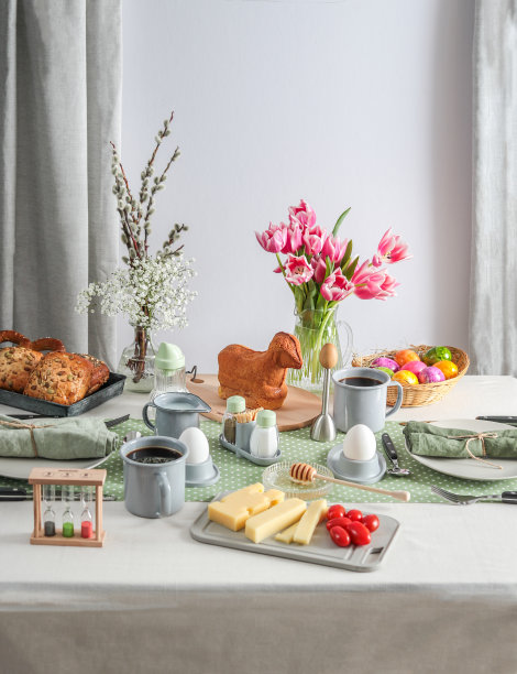 复活节早午餐早餐，咖啡，复活节羊肉蛋糕和郁金香图片下载