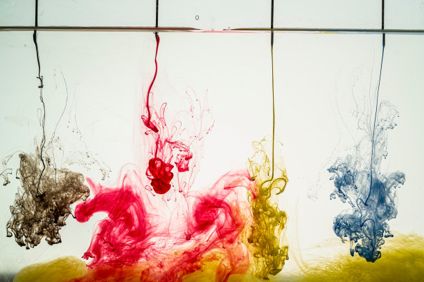 颜料流出的注射器图片下载