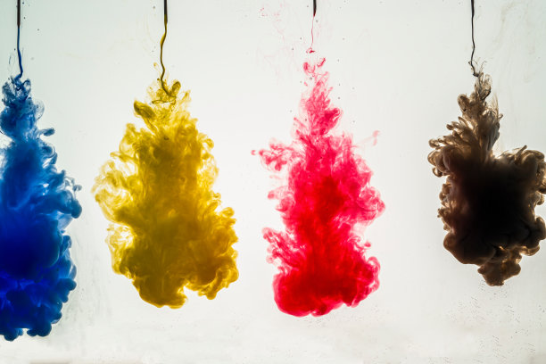 颜料流出的注射器图片下载