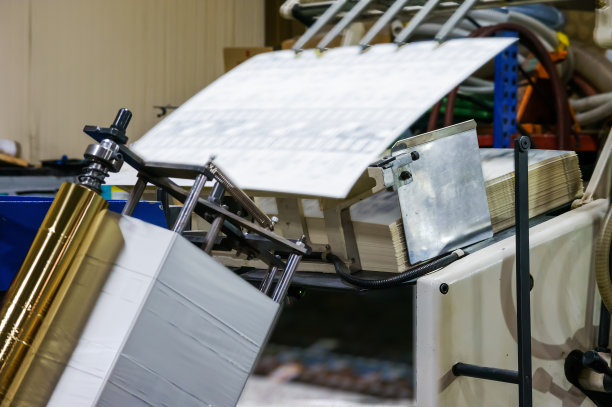 印刷设备。印刷的房子。压花铝箔。印刷产品的加工。图片下载