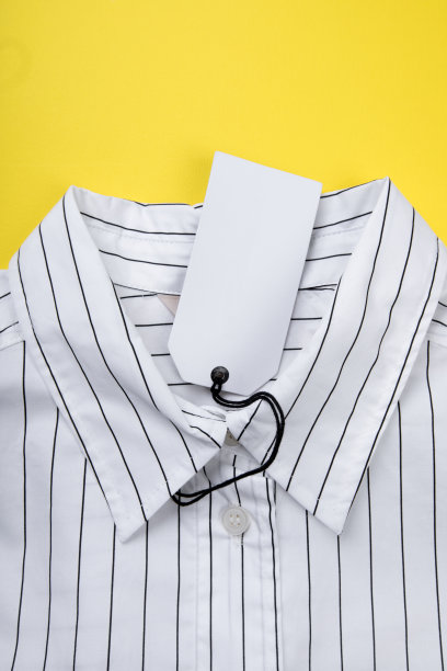 价格标签挂在白色衬衫上近距离观察图片下载