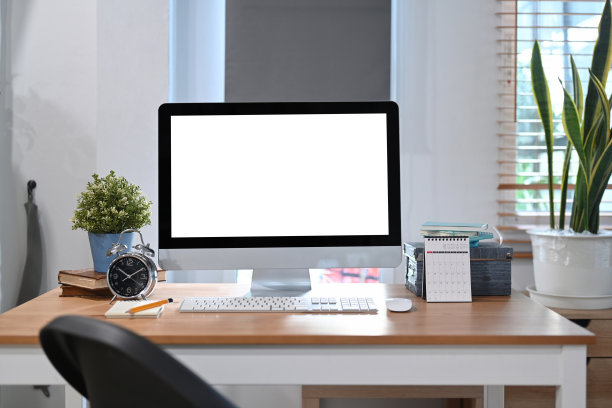 家庭办公办公桌，电脑电脑，室内植物，闹钟和日历。图片下载