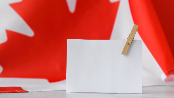 加拿大国旗。加拿大国旗或枫叶与空纸笔记复制空间。31、旅游旅游者还是者。国际关系的概念。独立日图片下载