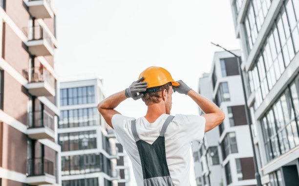 这就是未来。白天穿制服在工地工作的年轻人图片下载