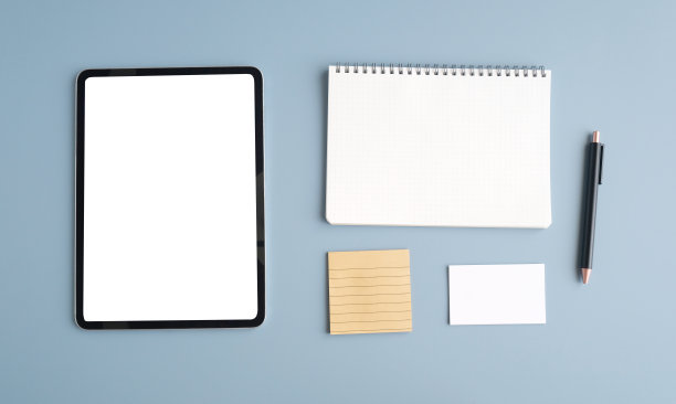 屏幕空白的数码平板，灰色背景的笔记纸和笔，用于模板，模拟，topview，平铺，通信技术图片下载
