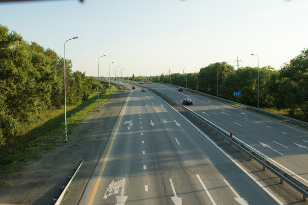 从桥上看到的公路和行驶的汽车（俄罗斯车里雅宾斯克）图片下载