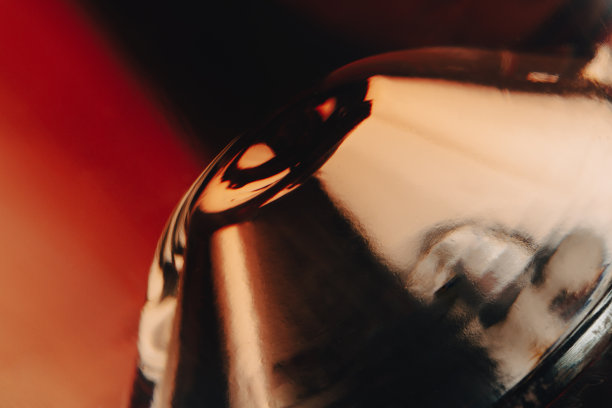 一个玫瑰酒瓶平底船的特写图片下载