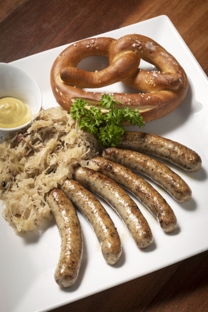 德国巴伐利亚传统的香肠加酸菜和椒盐卷饼的食物图片下载