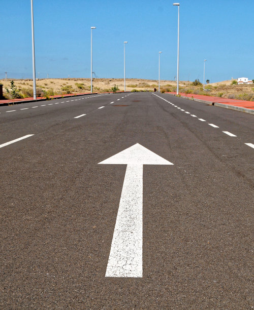 在柏油路上向未来进发图片下载