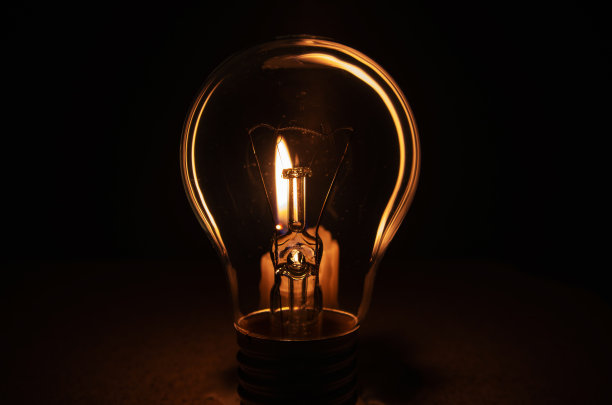 背景上有蜡烛的灯泡。图片下载