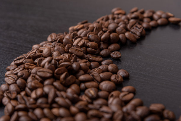 在黑木背景上烘烤咖啡豆图片下载