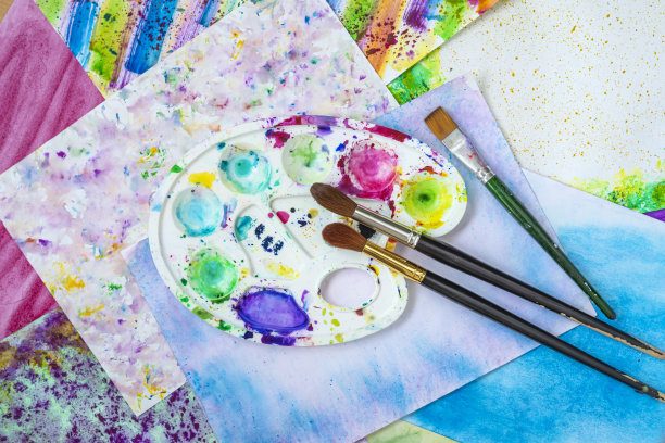 艺术调色板与点，刷子，手工水彩画纸的俯视图。概念爱好，工艺，创造力图片下载