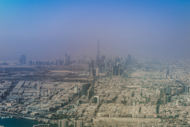 晨雾中迪拜城市全景鸟瞰（飞机窗口视角）图片下载